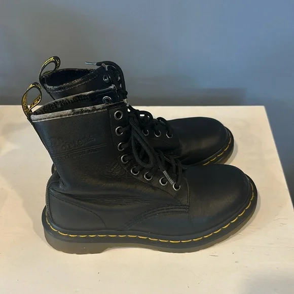 Dr. Martens youth boots softy T leather up size 5 medium black laced up